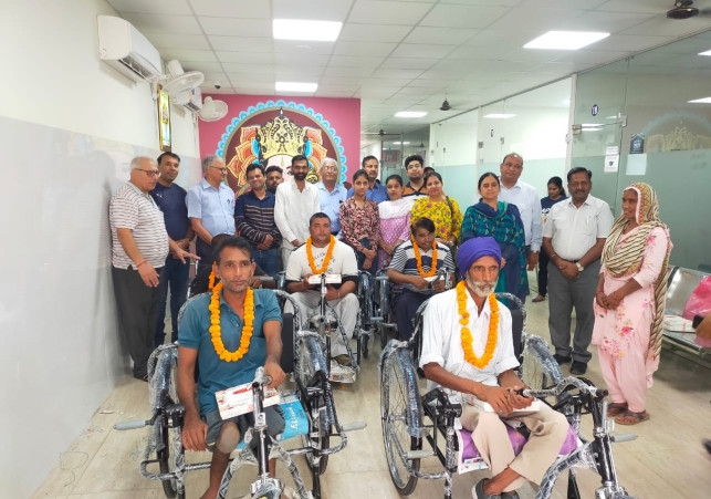 Distributed tricycles to the differently-abled: श्री श्याम परिवार ट्रस्ट ने वितरित की दिव्यांगो को ट्राई साइकिल