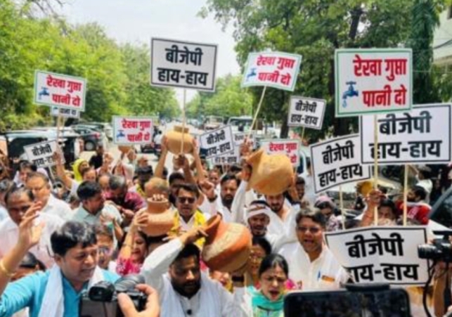 Residents of Kondli arrived at the DJB office in Mayur Vihar