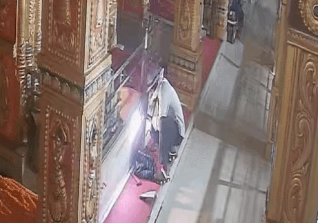 Thief cuts through window to enter and makes off with ₹40