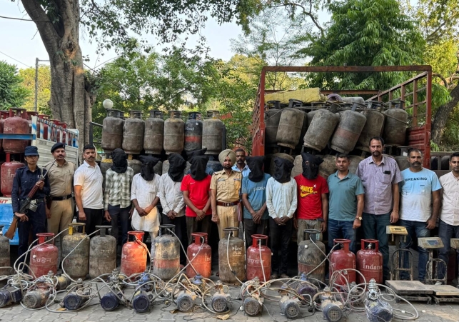 Operation Cell Police busted illegal gas Cylinder Refilling Station