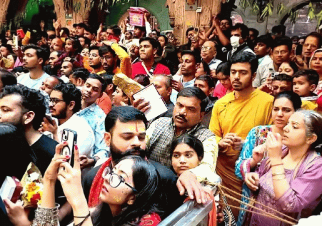 Crowds of devotees and chaos at Thakur Banke Bihari