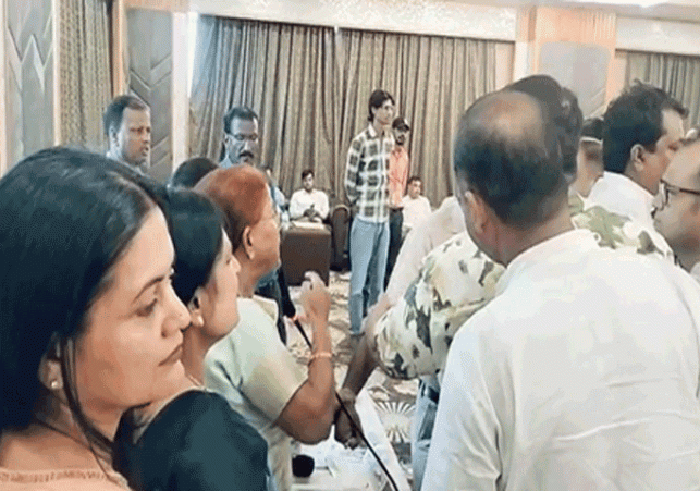 Ruckus in Municipal Corporation meeting, clash between Mayor and Commissioner