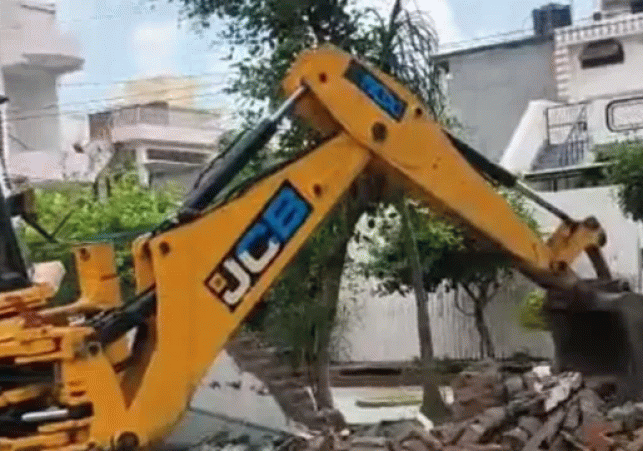 A massive drive to remove encroachments on roads