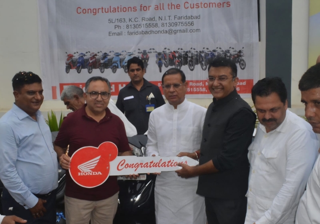 Minister Rajesh Nagar distributed scooters to 26 journalists