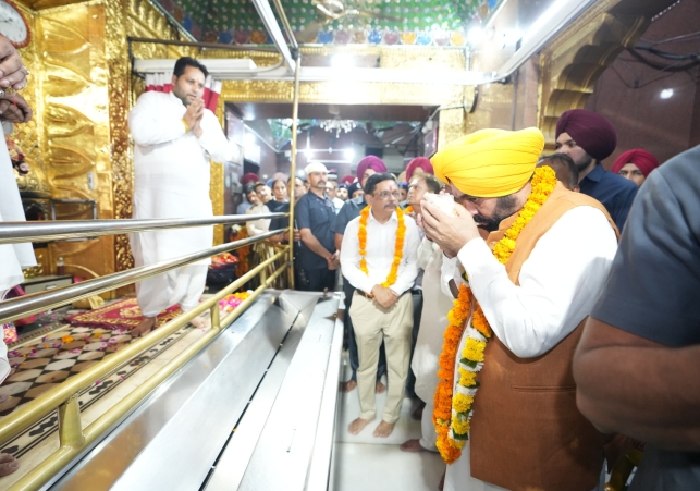 Chief Minister bowed down in Shri Kali Mata Mandir