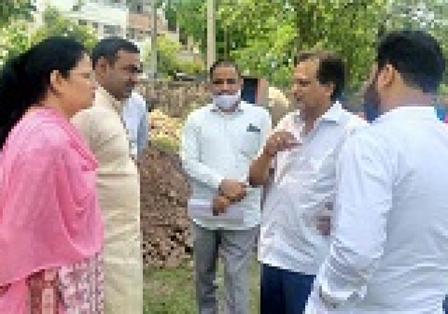 महापौर ने दिए सामुदायिक केंद्र सेक्टर 15 का जल्द पूरा करने के निर्देश।