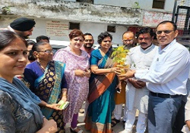 जिला बाल कल्याण परिषद की मानद महासचिव श्रीमती रंजीता मेहता व कालका की पूर्व विधायक श्रीमती लतिका शर्मा ने किया मिनि बाल भवन कालका का निरीक्षण 