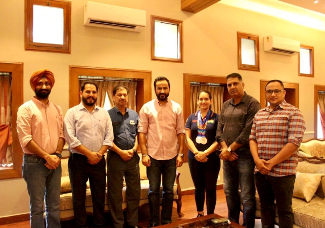 खेल मंत्री मीत हेयर द्वारा निशानेबाज अंजुम मौदगिल की हौसला अफ़ज़ायी