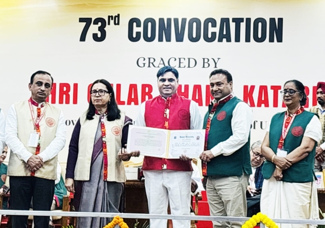 जीएमएसएसएसएस-35डी चंडीगढ़ के स्पोर्ट्स टीचर कुलदीप को "डॉक्टर ऑफ फिलोसॉफी" की उपाधि से सम्मानित किया गया