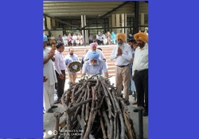 नम आँखों से ज्वाइंट डायरैक्टर श्री कृष्ण लाल रत्तू को दी अंतिम विदाई