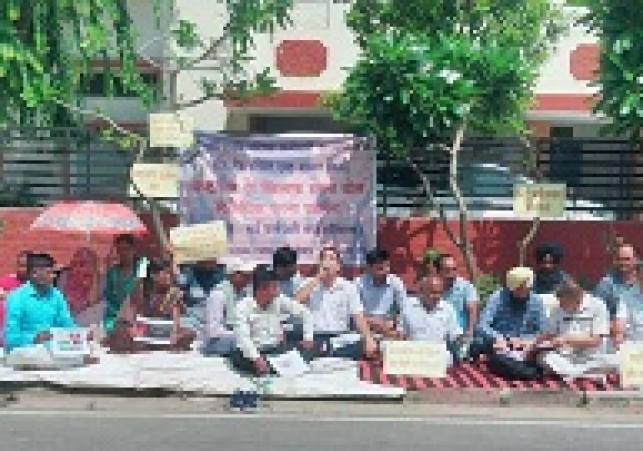 हरियाणा राज्य बाल कल्याण परिषद में व्याप्त भ्रष्टाचार को लेकर कर्मचारियों ने किया प्रदर्शन