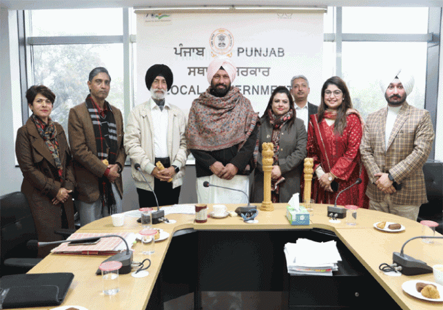 Local Government Minister Balkar Singh honored the winners of the City Beauty Contest