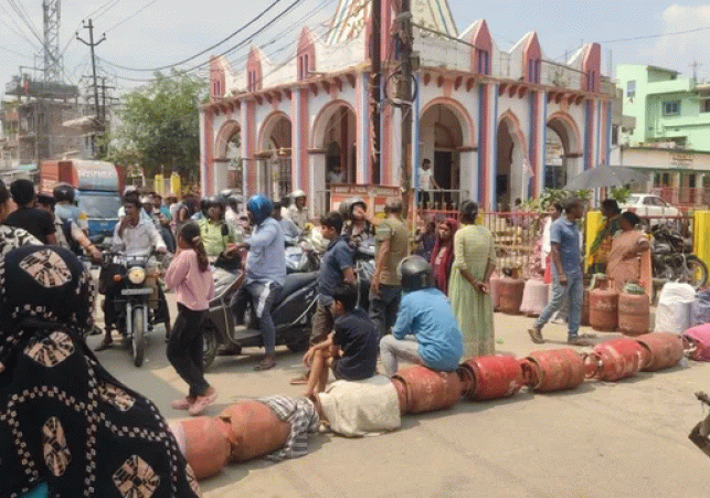 Uproar over LPG Crisis in Ranchi