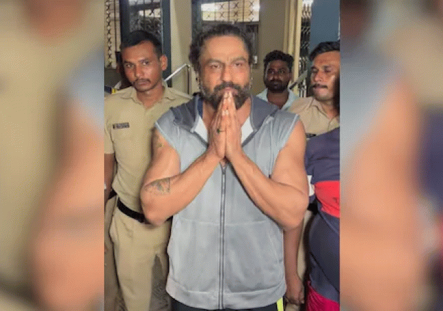 अभिनेता को हाथ जोड़कर रिकॉर्डिंग बंद करने का अनुरोध करते हुए देखा गया