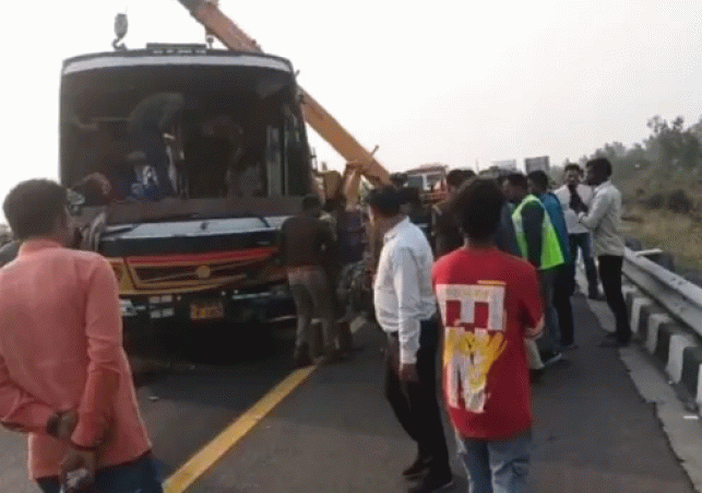 Lucknow: Double-decker bus overloaded