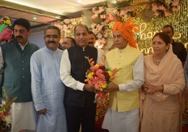 मुख्यमंत्री ने प्रो. प्रेम कुमार धूमल को शादी की 50वीं सालगिरह पर शुभकामनाएं दी