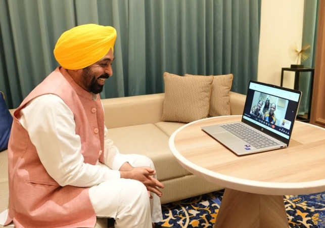 पंजाब के मुख्यमंत्री भगवंत सिंह मान ने आज भारतीय महिला क्रिकेट टीम को एक शानदार मैच में दक्षिण अफ्रीका को हराकर आई.सी.सी. विश्व कप जीतने पर हार्दिक बधाई दी।  टीम सदस्यों से वीडियो कॉन्फ्रेंसिंग के माध