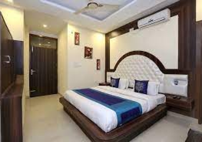 जीरकपुर में नियमों की धज्जियां उड़ाकर शोरूम बने होटल