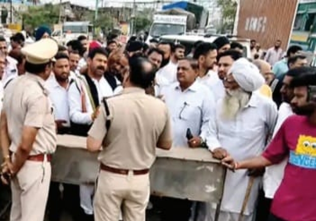 Villagers Block Baddi-Barotiwala Barrier