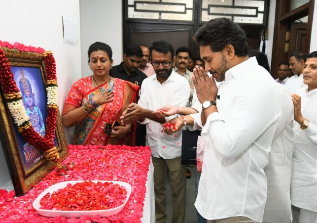 YS Jagan Reddy paid tribute on Mahavir Jayanti