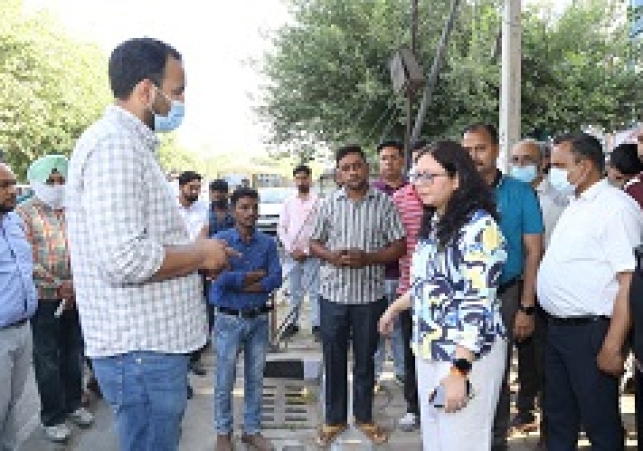 नगर निगम कमिश्नर कर रही कमाल लोगों का दर्द समझने के लिए पहुँचीं यहाँ