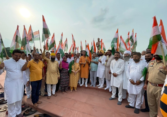 Sung National Anthem: अमन अरोड़ा ने स्वतंत्रता दिवस की पूर्व संध्या के अवसर पर सैंकड़ों लोगों के साथ गाया राष्ट्रीय गान