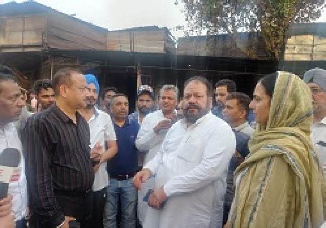 भाजपा नेता पहुंचे अग्नि पीड़ित फर्नीचर मार्केट के दुकानदारों का हाल जानने