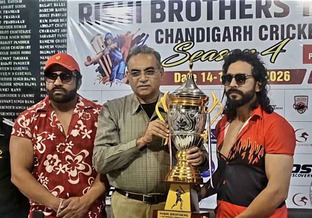 Sanjay Tandon Unveils Trophy
