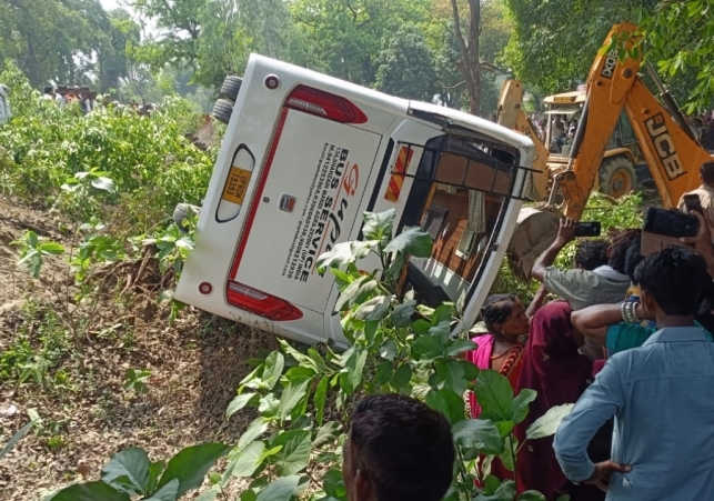 Tourist Bus from Andhra Narrowly Escapes Disaster
