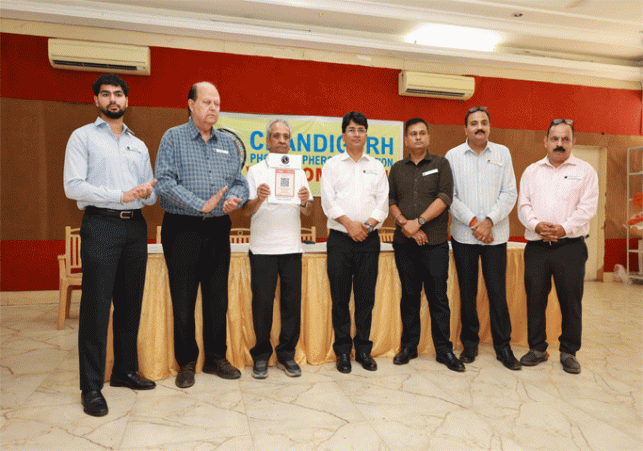 Senior photographers and senior members honoured with garlands