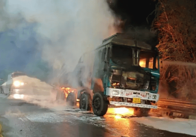 Moving truck catches fire in Agra