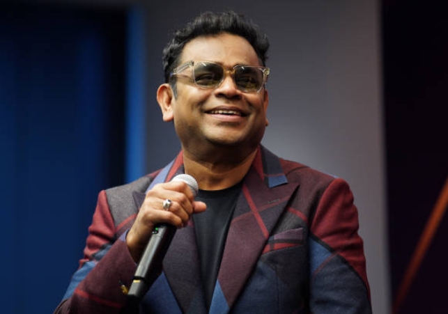 ए आर रहमान ने अपनी पत्नी सायरा बानो के साथ डायवोर्स की खबर सोशल मीडिया के जरिए पहुंचाइ है।