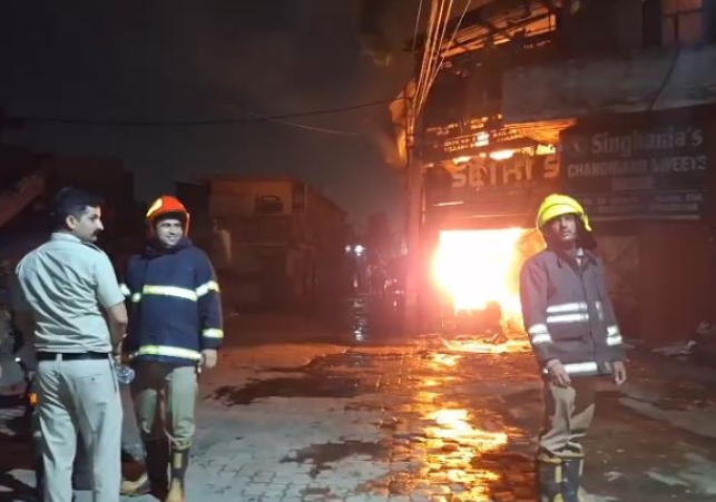 Massive fire breaks out at a cardboard factory in Dadua.