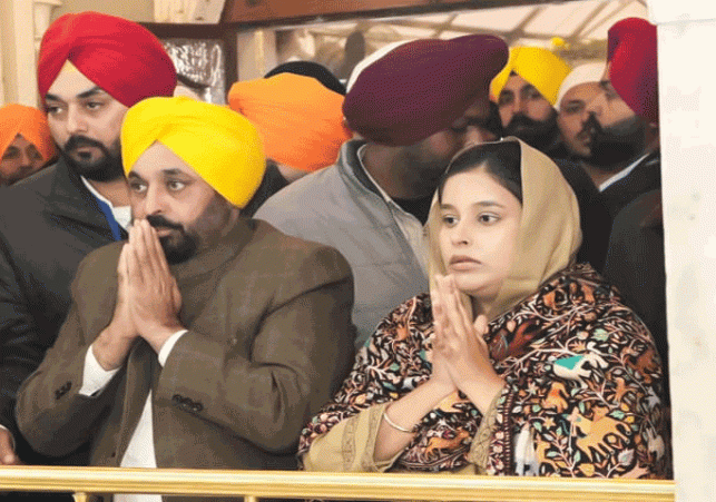 Chief Minister bowed his head at Gurudwara Sri Fatehgarh Sahib during the martyrdom meeting