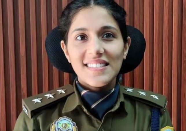 Himachal DGP hands over IPS officer Aditi Singh