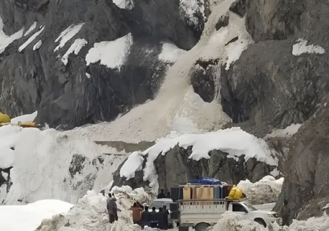 Avalanche on Srinagar-Leh Highway