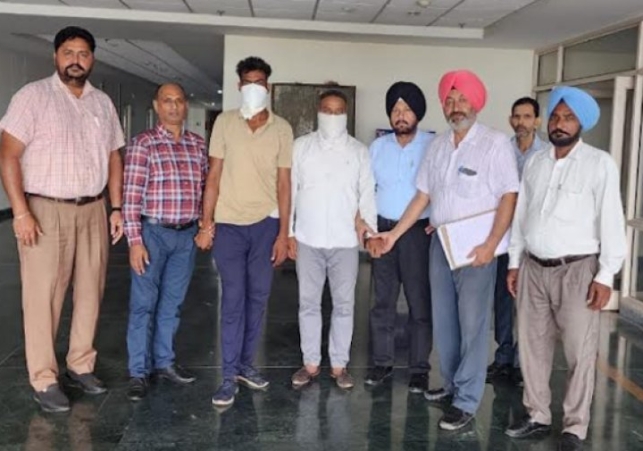 विजीलैंस ब्यूरो ने ए. एस. आई और प्राईवेट व्यक्ति को 5000 रुपए रिश्वत लेते हुये रंगे हाथों काबू किया