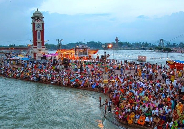 गंगा दशहरा एक हिंदू त्योहार है जो पवित्र नदी गंगा के स्वर्ग से पृथ्वी पर अवतरण का जश्न मनाता है।