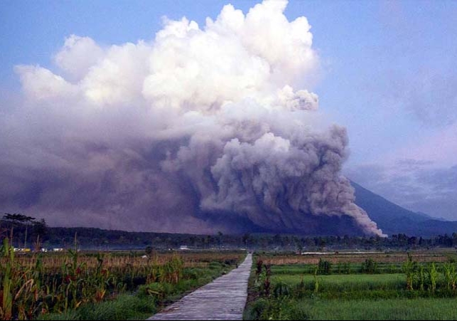 Indonesia Mount Semeru Volcano Eruption Local People Being Evacuated