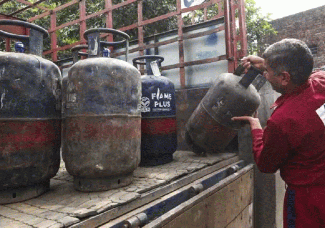 Commercial Gas Cylinder Crisis in Lucknow to End Soon