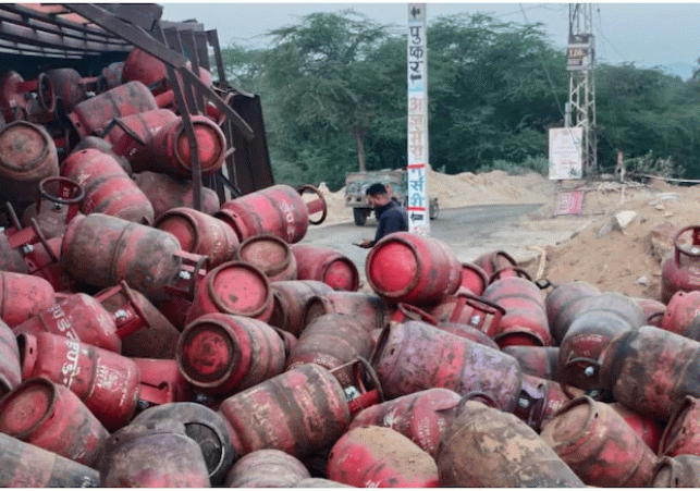 Ajmer: Truck loaded with gas cylinders
