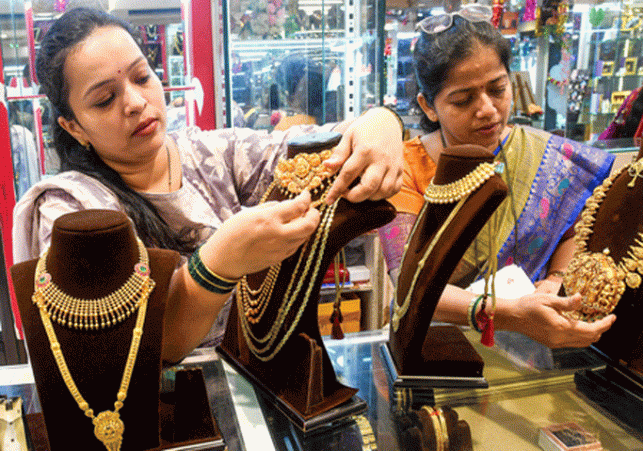 Gold prices rise again, price crosses Rs 1.20 lakh per 10 grams