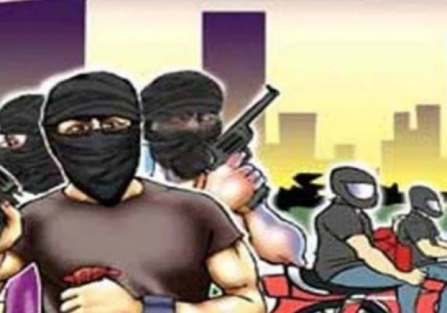 Two cunning suspects on a motorcycle snatched