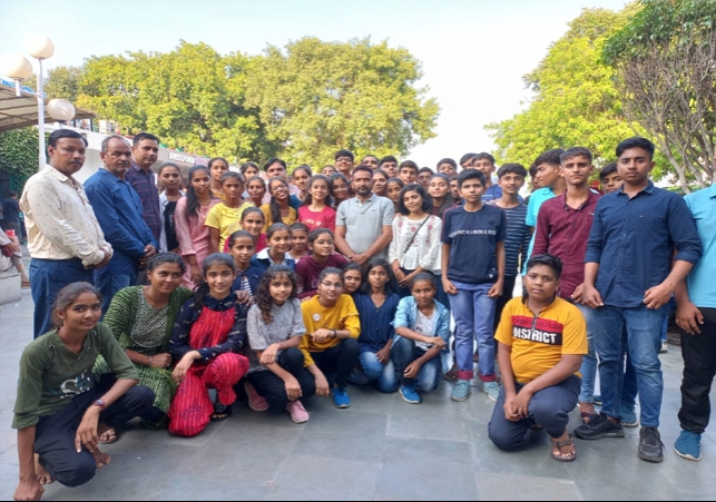 Rajasthan students watch air show 