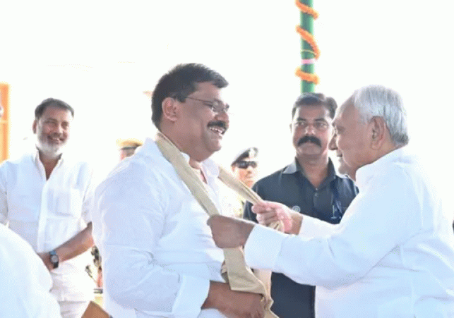 Former Chief Minister Arrives at Umesh Kushwahas Residence