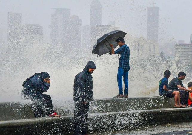 महाराष्ट्र के कई हिस्सों में लगातार दूसरे दिन हो रही बेमौत बारिश ने अत्यधिक तबाही मचाई है।