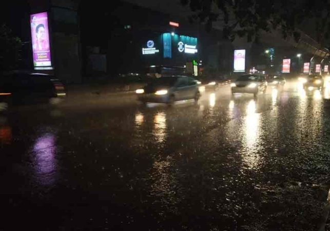 Heavy rains in Mumbai trigger waterlogging and disrupt transport; Orange alert and 60 kmph wind warning issued. 