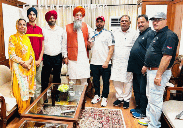 Silver medalist weightlifter meets Punjab Vidhansabha speaker