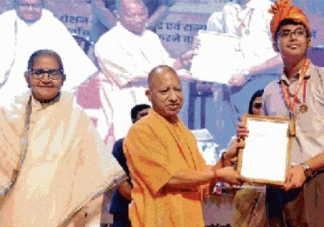 CM Yogi distributed ₹1 lakh each and tablets to toppers