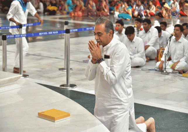 Participating in the Aarti of Satya Sai Baba